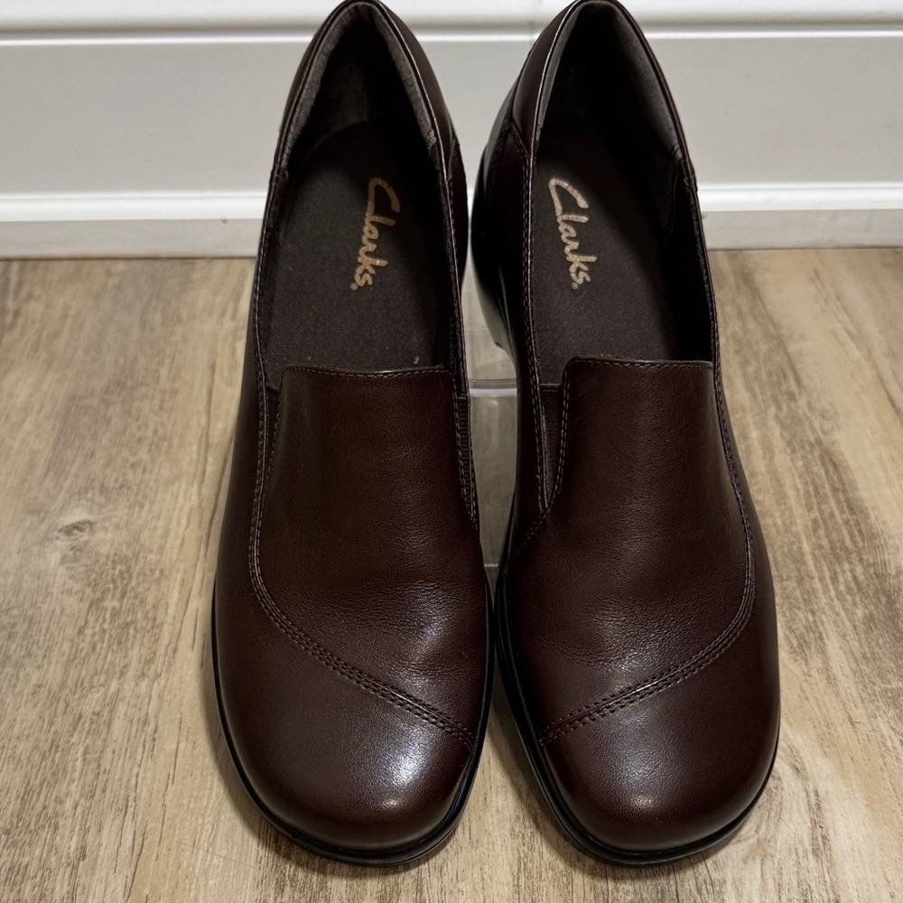 Clarks Women’s Brown Slip On Loafer Sz 9 EUC